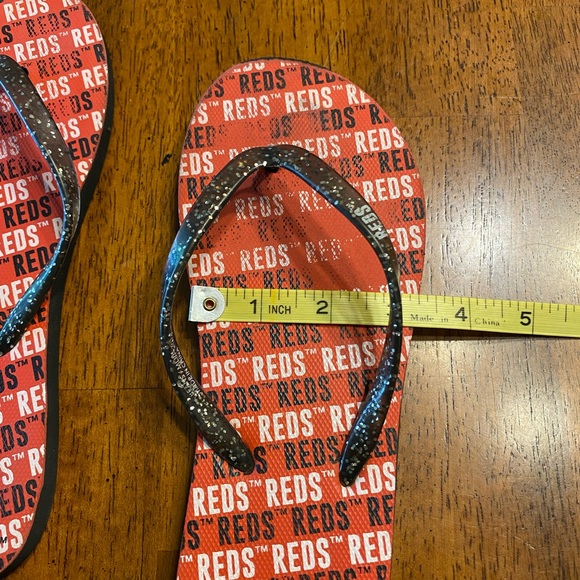 MLB Cincinnati Reds flip-flops. I am guessing on the size, between 6-7 - Picture 8 of 11